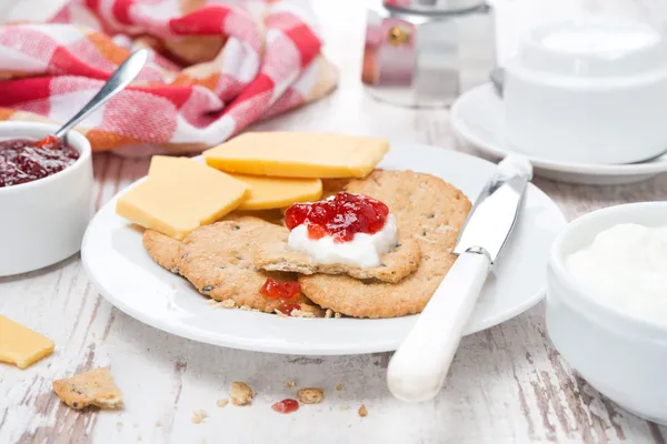 Delicious breakfast with crackers, cream cheese and berry jam — Stock Photo, Image