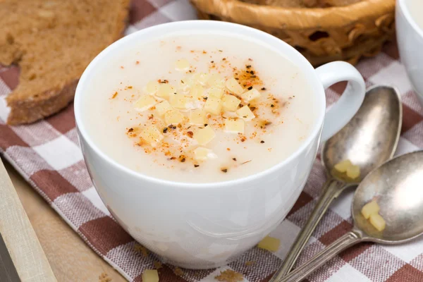 Deliciosa sopa de crema de coliflor con queso y pimienta —  Fotos de Stock