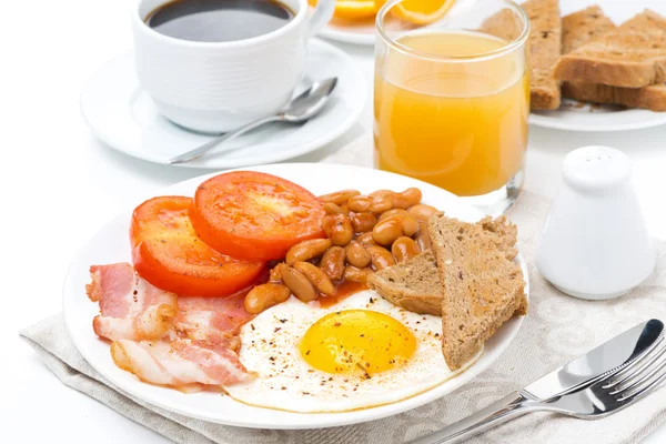 Desayuno inglés con huevos fritos, tocino, frijoles, café —  Fotos de Stock