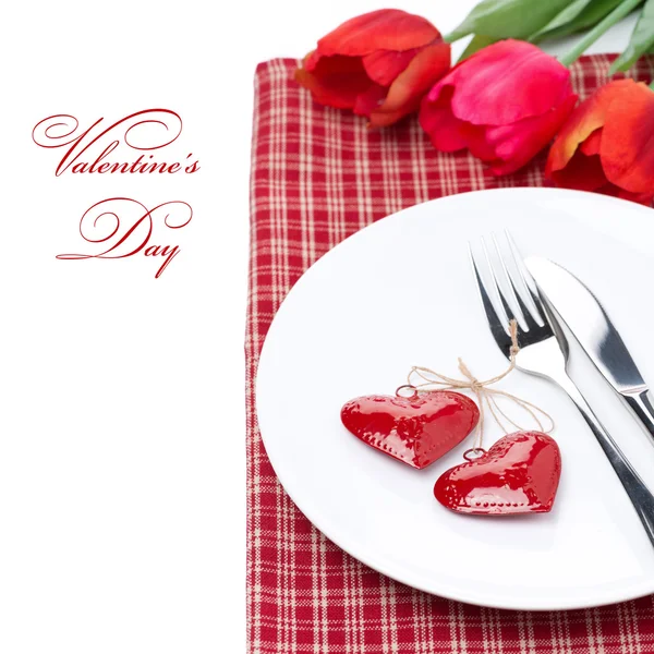 Apparecchiatura di tavola festiva durante il Giorno di San Valentino con tulipani, primo piano — Foto Stock