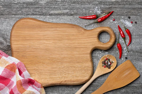 Tabla de cortar de madera imaginada, cuchara, espátula y especias — Foto de Stock