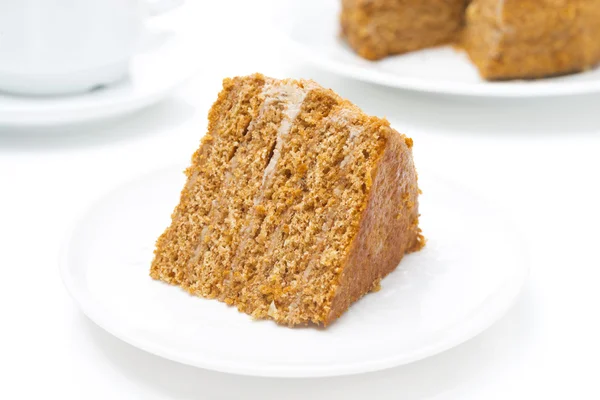 Pedazo de pastel de miel en un plato blanco, horizontal —  Fotos de Stock