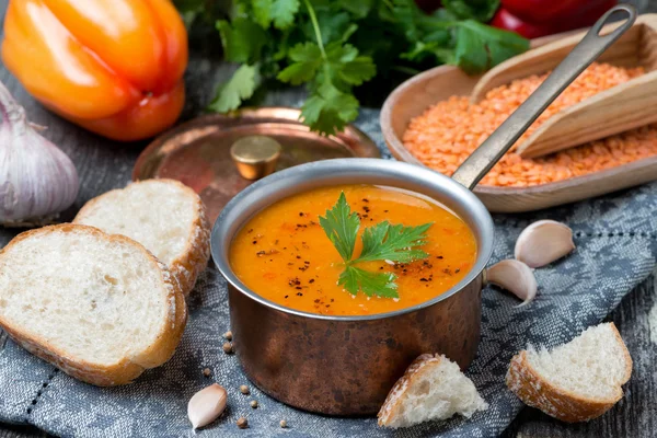 Kırmızı mercimek çorbası biber ve baharat — Stok fotoğraf