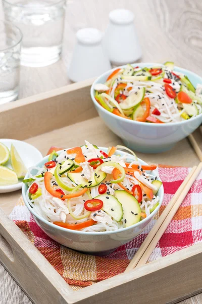 Thailändischer Salat mit Gemüse und Hühnchen — Stockfoto