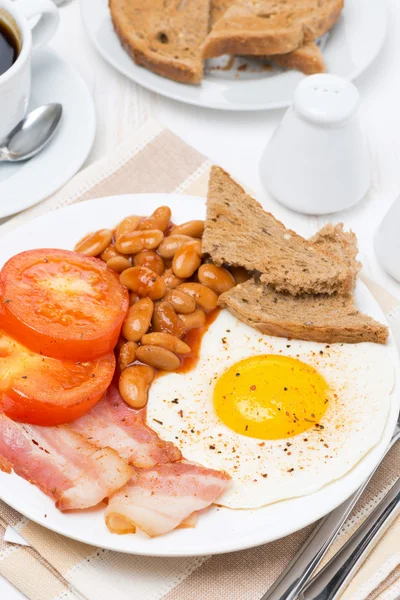 Traditionell engelsk frukost med stekt ägg, bacon och bönor — Stockfoto