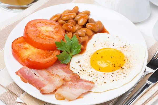 Desayuno inglés tradicional en el plato —  Fotos de Stock