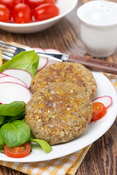 Vegetariska hamburgare gjorda av linser och bovete, närbild — Stockfoto