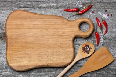 ahşap kesme tahtası, kaşık, spatula ve baharatlar