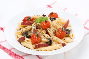 zeytin, sosis ve domates ile makarna