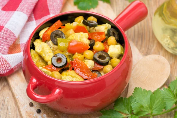 Guisado de frango com grão de bico e legumes no pote, vista superior — Fotografia de Stock