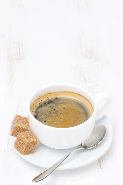 Filiżanka kawy z cukrem na biały drewniany stół, miejsca na tekst — Zdjęcie stockowe