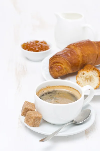 Cup of black coffee and croissants with orange jam — Stock Photo, Image
