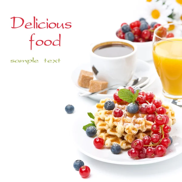 Deliziosa colazione con waffle, bacche, succo d'arancia — Foto Stock