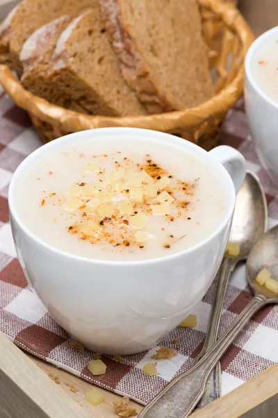 Deliziosa zuppa di crema di cavolfiore con formaggio e pepe — Foto Stock