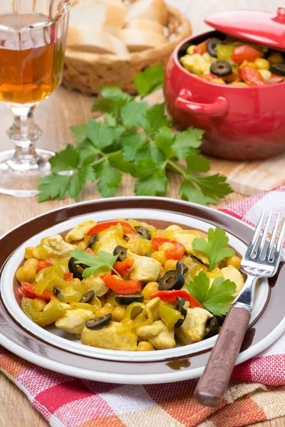 Delicious chicken stew with chickpeas, peppers and onions — Stock Photo, Image