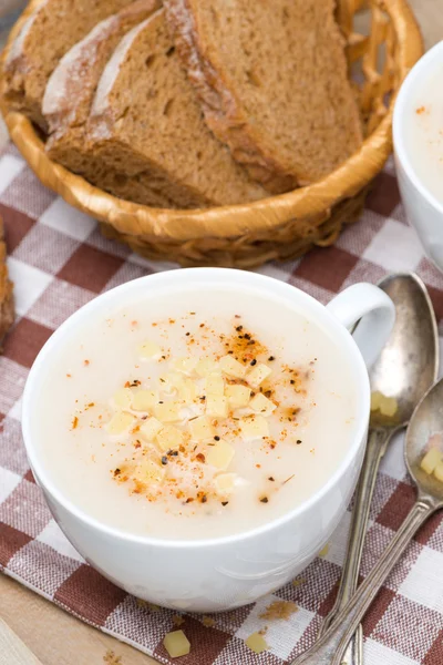 Deliziosa zuppa di crema di cavolfiore con formaggio e pepe — Foto Stock