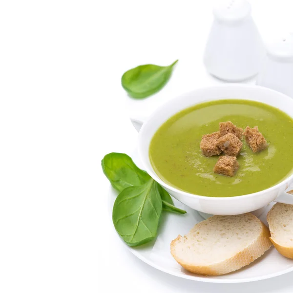 Смачний шпинатний суп з грінками, впритул, ізольований — стокове фото