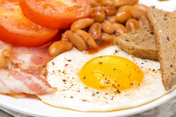 Desayuno inglés con huevos fritos, tocino y frijoles —  Fotos de Stock