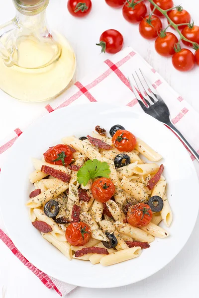 Pasta with sausage, cherry tomatoes and olives, top view — Stock Photo, Image