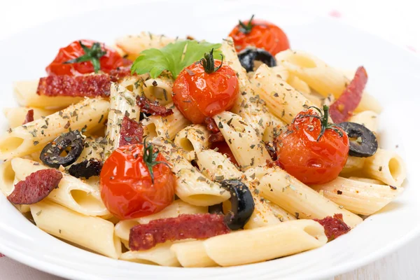Макароны с колбасой, помидорами и оливками, крупным планом — стоковое фото