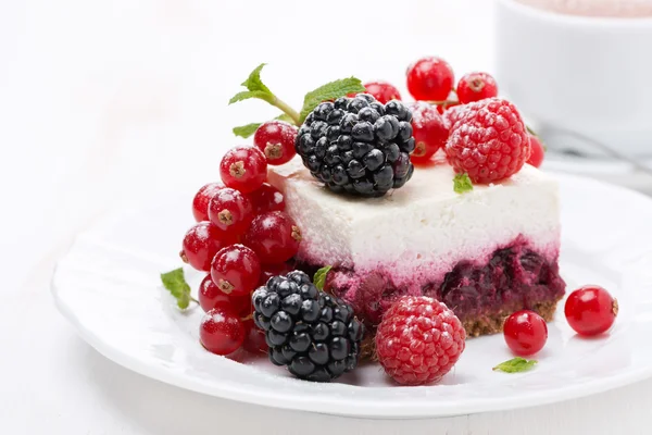 Pedaço de cheesecake com frutas frescas e café — Fotografia de Stock