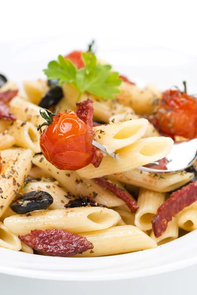 Penne pasta with sausage, cherry tomatoes and olives, close-up — Stock Photo, Image