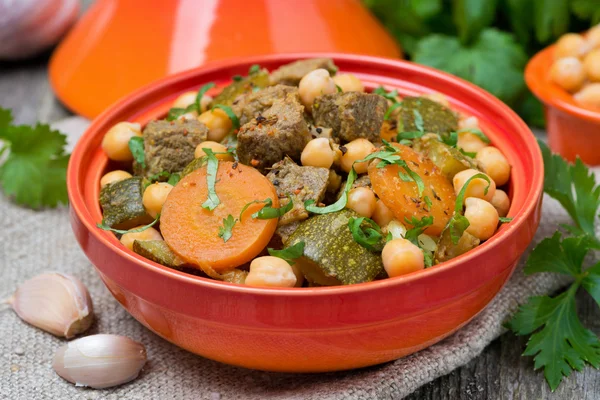 Tagine with beef, vegetables and chickpeas, close-up — Stock Photo, Image