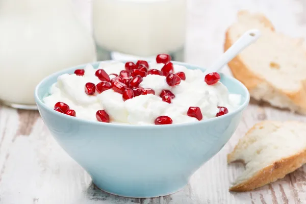Jogurt domowej roboty z granatu, mleko i chleb na śniadanie — Zdjęcie stockowe