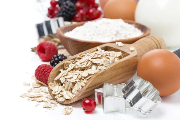 Oatmeal, flour, milk, eggs and fresh berries — Stock Photo, Image