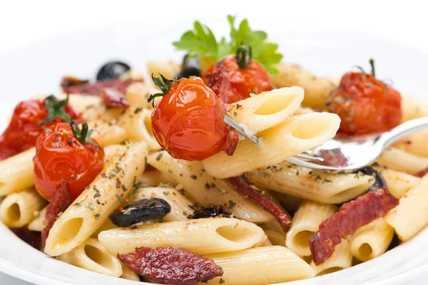 Pasta with sausage, cherry tomatoes and olives, close-up — Stock Photo, Image