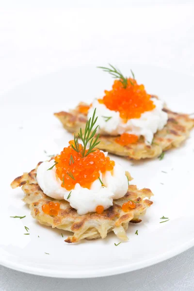 Frittelle di patate con caviale, verticale — Foto Stock