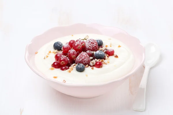 Semolina porridge with berries and nuts, horizontal — Stock Photo, Image