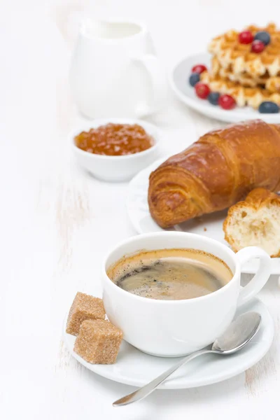 Sød morgenmad med sort kaffe, croissanter, orange marmelade - Stock-foto