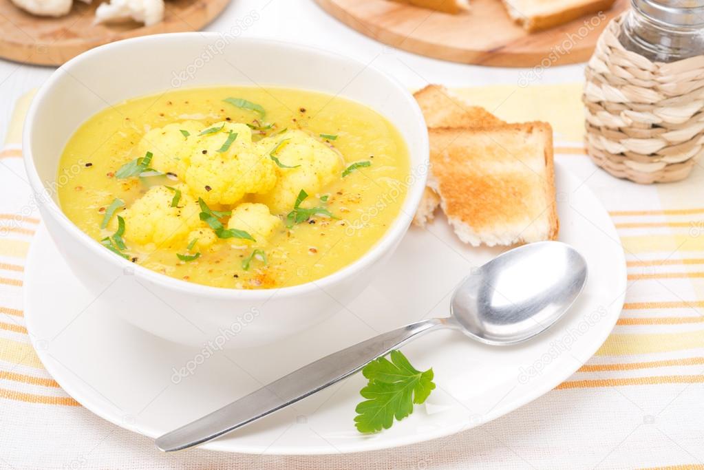 cauliflower soup with curry and cream