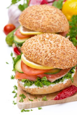 Burger füme somon ve sebzeler, izole