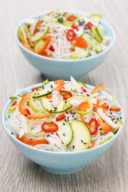 İki kase sebze, pirinç noodle ve tavuk ile Tay salatası