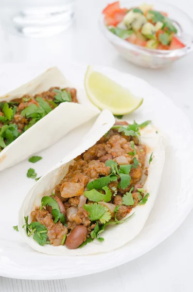 Chili con carne em tortilhas de trigo em um prato e salsa — Fotografia de Stock