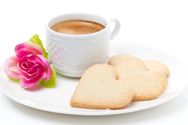 Tasse de café, biscuits et fleurs Saint Valentin, gros plan — Photo