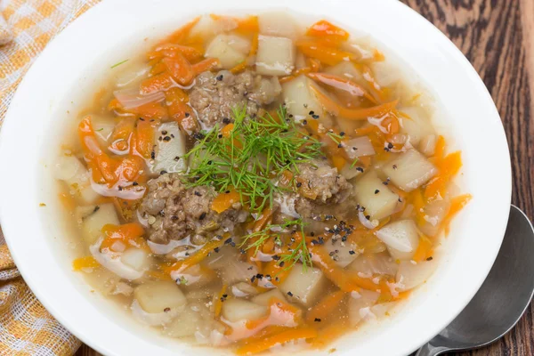 Läckra grönsakssoppa med köttbullar, ovanifrån — Stockfoto