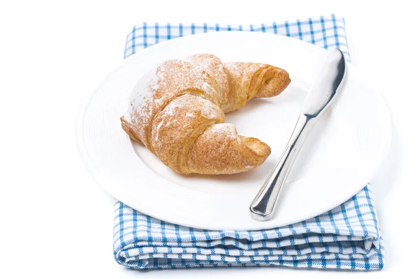 Frische Croissants und ein Messer auf einem Teller isoliert — Stockfoto