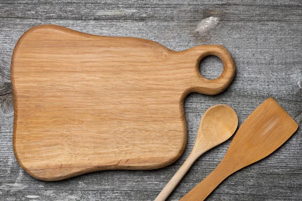 Tabla de cortar de madera imaginada, cuchara y espátula, concepto — Foto de Stock