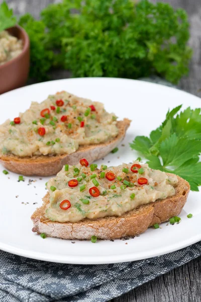 Paté de frijoles blancos con especias sobre pan, vertical —  Fotos de Stock