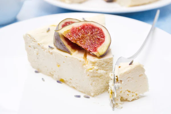 Piese of cheesecake with honey and lavender and fresh figs — Stock Photo, Image