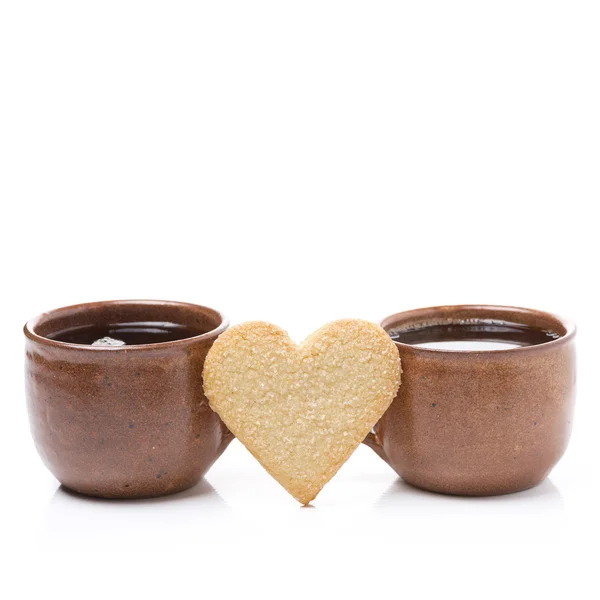 Iki bardak kahve ve kalp şeklinde kurabiye — Stok fotoğraf