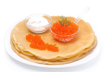 Crepes con caviar rojo y crema agria, aislado