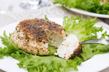 Baharatlı Fırında ev yapımı peynir ve taze salata