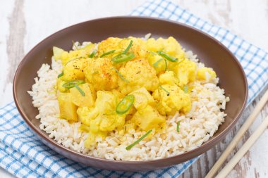 Tay gıda - sebze karnabahar ve pirinç, yakın çekim ile köri