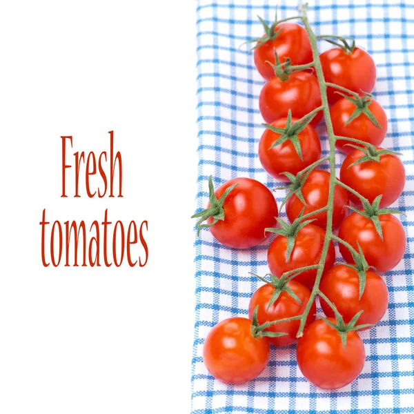 Tomates cerises sur une serviette bleue, isolées — Photo