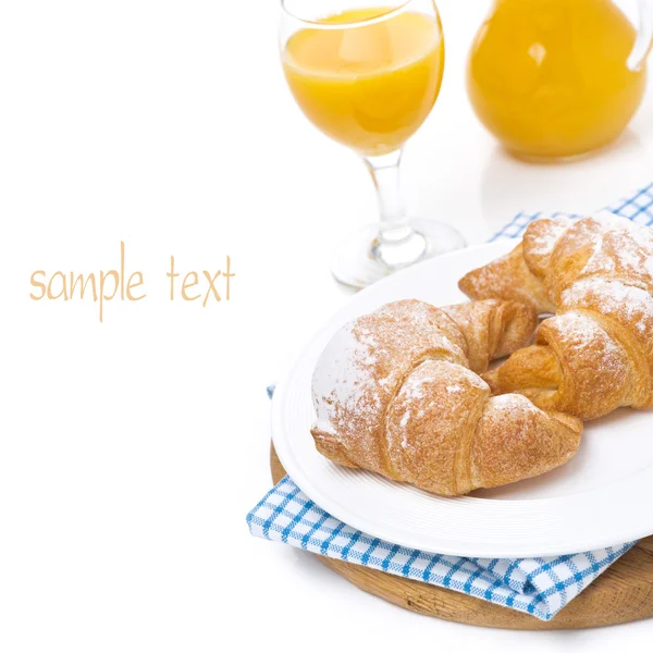 Croissants op een plaat en sinaasappelsap, geïsoleerd — Stockfoto