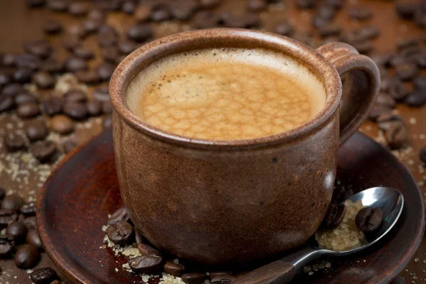 Tazza di caffè nero con schiuma, messa a fuoco selettiva — Foto Stock